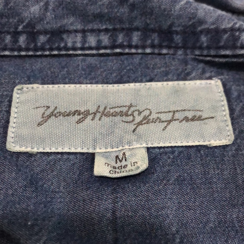 Young Hearts Run Free Women’s Chambray Button Down Shirt Size M - Picture 7 of 11